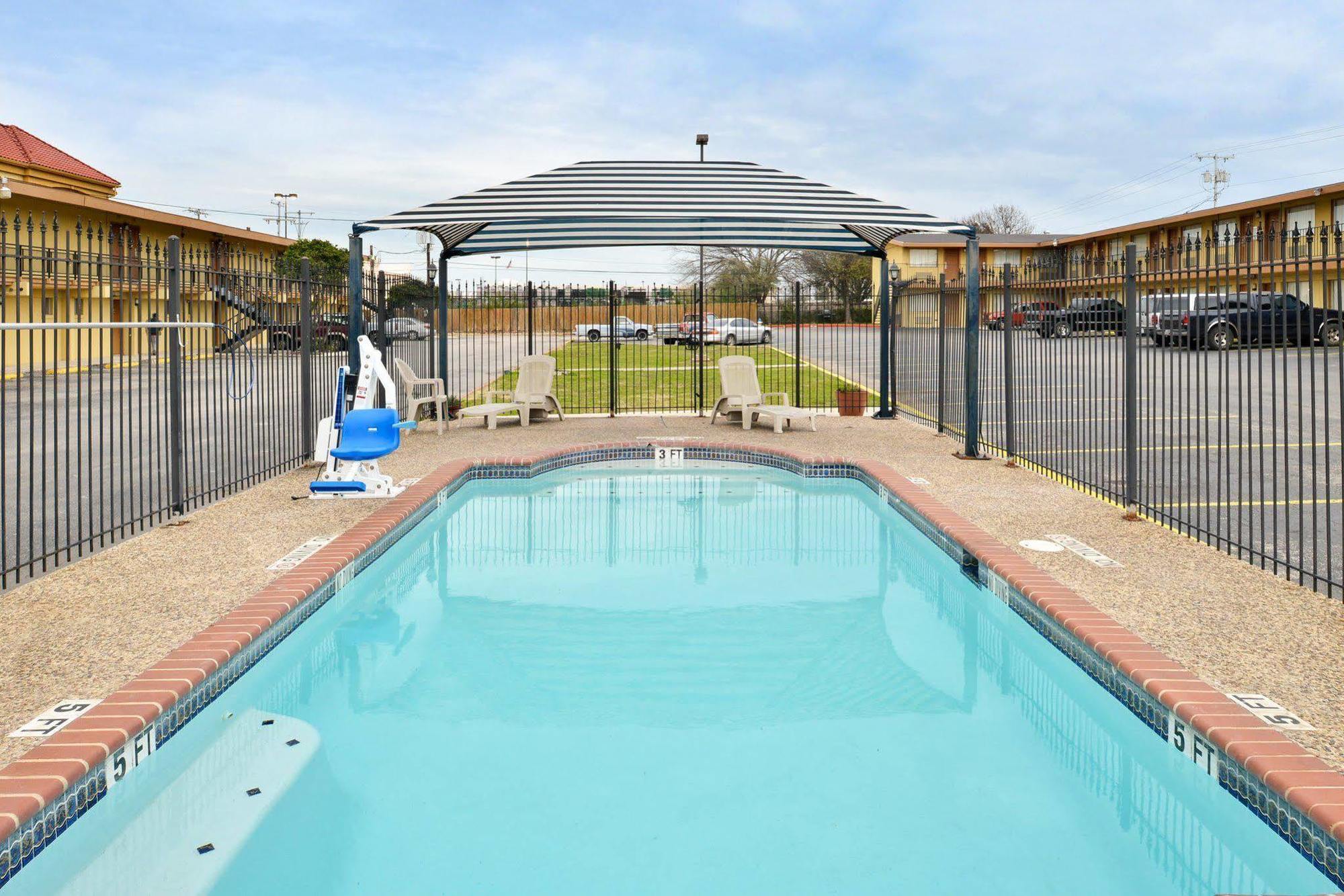 Travelodge By Wyndham New Braunfels Exteriör bild